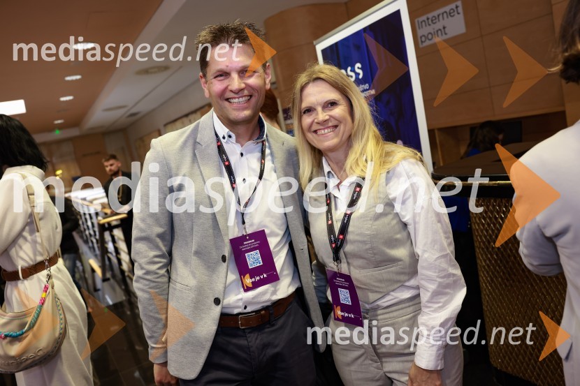  Rok Istenič, Vodja odnosov z javnostmi / PR manager, Renault Nissan Slovenija, d.o.o. ;  Nevenka Bašek Zildžović, Groupe Renault Slovenija26. SKOJ, prvi dan konference in podelitev nagrad Prizma