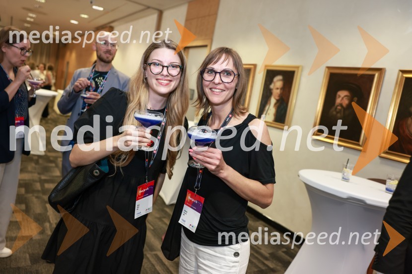  Žana Žalar, vodja projektov, Marketing magazin;  Mateja Repovž, namestnica direktorice na Marketing magazinu in direktorica DIGGIT26. SKOJ, prvi dan konference in podelitev nagrad Prizma