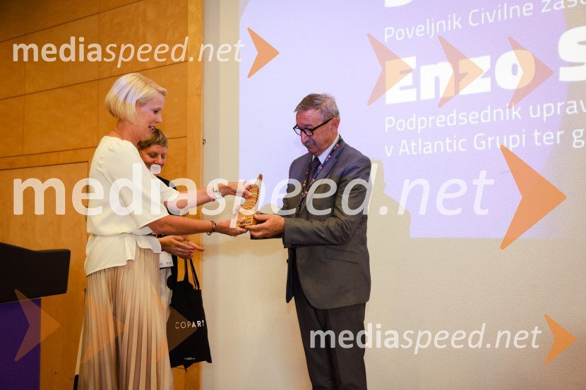  Petra Juvančič, izvršna direktorica, Združenje Manager;  Srečko Šestan, poveljnik, Civilna zaščita Republike Slovenije26. SKOJ, prvi dan konference in podelitev nagrad Prizma