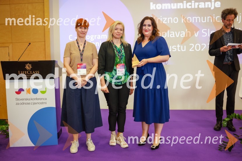  Mateja Breznik, Novartis;  Nataša Pavšek, Urad vlade za komuniciranje;  ... 26. SKOJ, prvi dan konference in podelitev nagrad Prizma