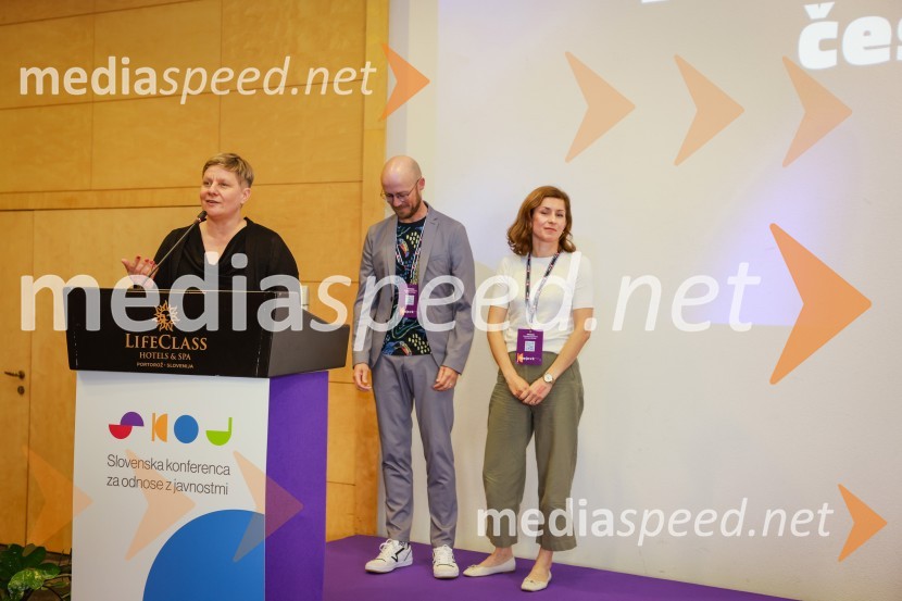  Tina Cipot, COO & partner,o28 komunikacijska skupina; predsednica PRSS;  Marin Bajželj, Statistični urad RS;  ... 26. SKOJ, prvi dan konference in podelitev nagrad Prizma