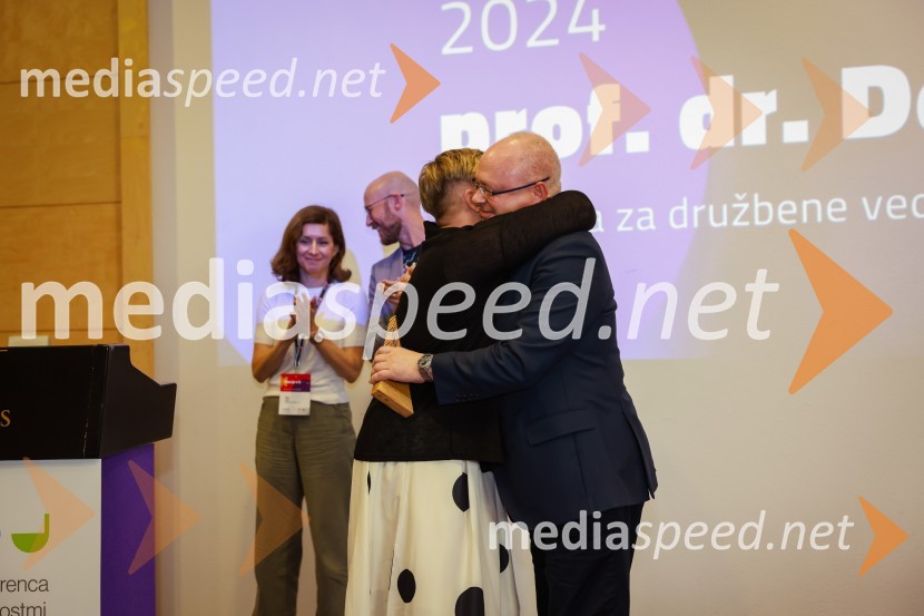  Tina Cipot, vodja korporativnega komuniciranja, Lidl Slovenija, predsednica PRSS; prof. dr. Dejan Verčič,  profesor in vodja Centra za marketing in odnose z javnostmi na Fakulteti za družbene vede v Ljubljani, ter partner in direktor za znanje, Herman & partnerji d.o.o.26. SKOJ, prvi dan konference in podelitev nagrad Prizma