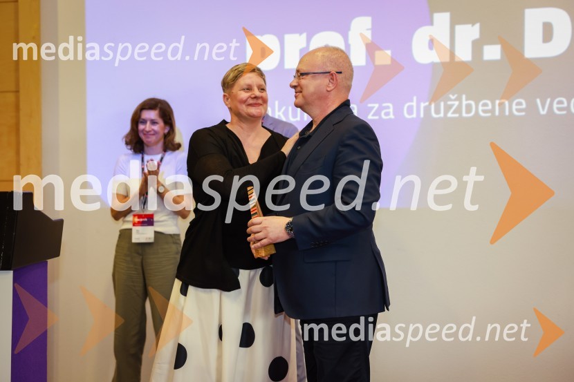  Tina Cipot, vodja korporativnega komuniciranja, Lidl Slovenija, predsednica PRSS; prof. dr. Dejan Verčič,  profesor in vodja Centra za marketing in odnose z javnostmi na Fakulteti za družbene vede v Ljubljani, ter partner in direktor za znanje, Herman & partnerji d.o.o.26. SKOJ, prvi dan konference in podelitev nagrad Prizma