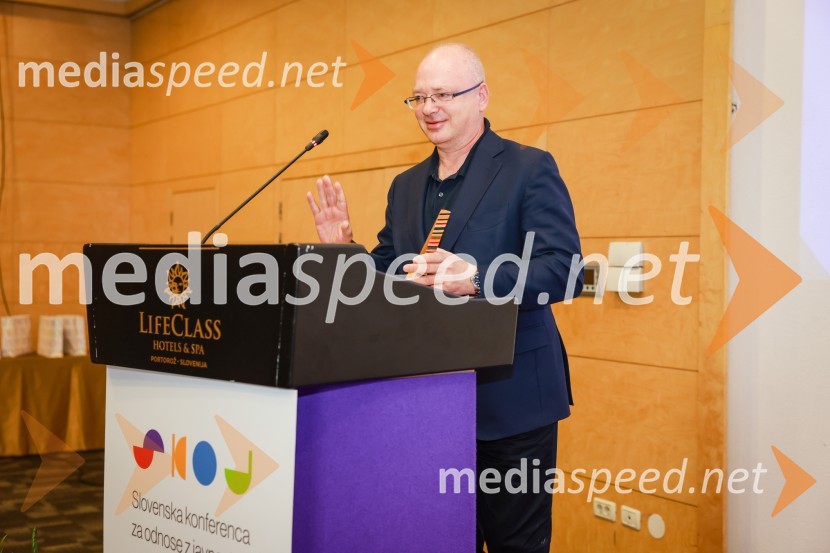 prof. dr. Dejan Verčič,  profesor in vodja Centra za marketing in odnose z javnostmi na Fakulteti za družbene vede v Ljubljani, ter partner in direktor za znanje, Herman & partnerji d.o.o.26. SKOJ, prvi dan konference in podelitev nagrad Prizma