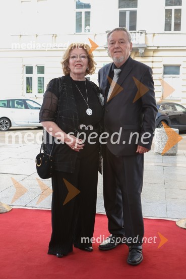 dr. Nada Pavšer, koordinatorka gibanja Povežimo Slovenijo, ustanoviteljica slovenske mreže Ekošol;  ... Così fan tutte, premiera opere v SNG Opera in balet Ljubljana