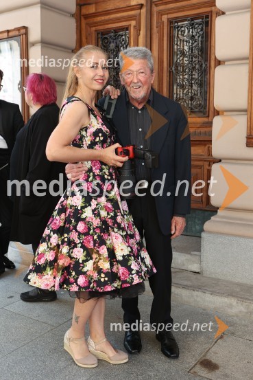  Darja Štravs Tisu, radijska voditeljica, glasbenica in fotografinja;  Stane Jerko, fotografCosì fan tutte, premiera opere v SNG Opera in balet Ljubljana