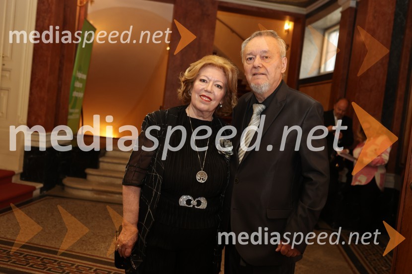 dr. Nada Pavšer, koordinatorka gibanja Povežimo Slovenijo, ustanoviteljica slovenske mreže Ekošol;  ... Così fan tutte, premiera opere v SNG Opera in balet Ljubljana