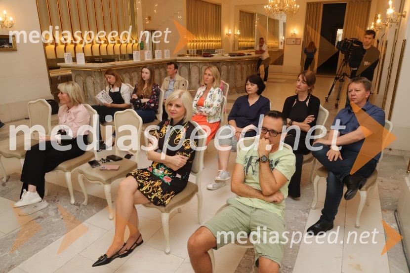  Anja  Žižek, marketing SNG Maribor;  Darja Čižek, marketing, SNG Maribor;  ... Slovensko narodno gledališče Maribor Drama, Opera, Balet, predstavilo repertoar sezone 2024/2025