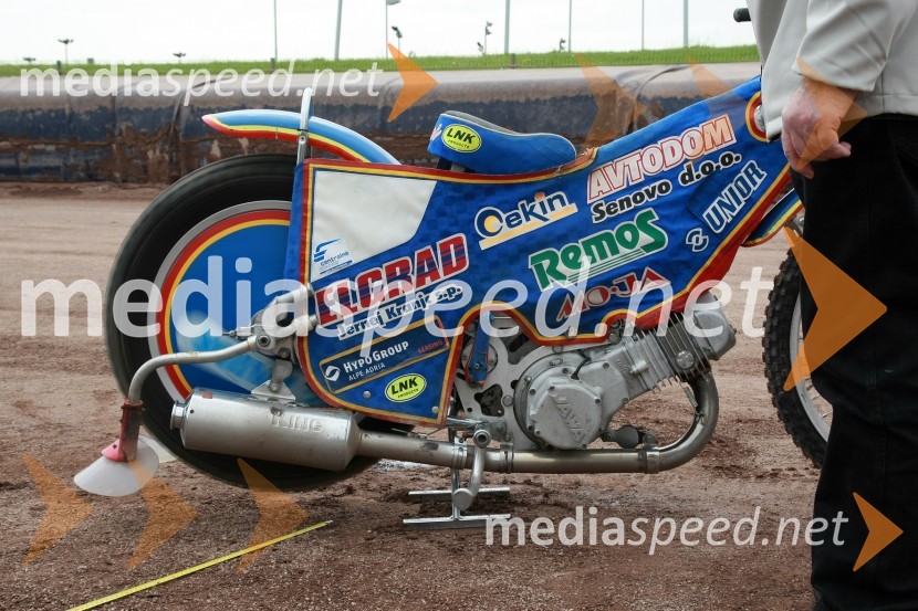 EXCLUSIVE: The world premiere and homologation of the new Akrapovic speedway silencer