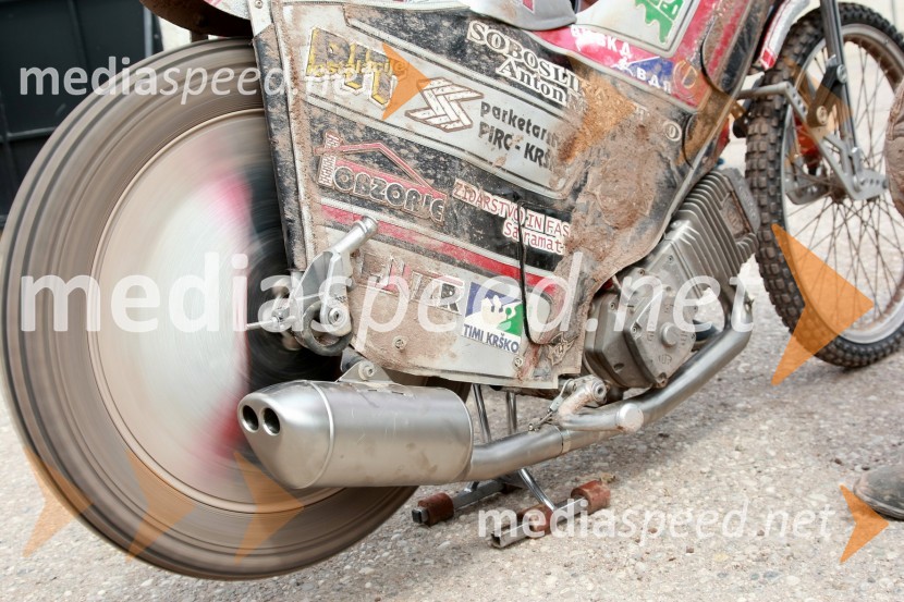 EXCLUSIVE: The world premiere and homologation of the new Akrapovic speedway silencer