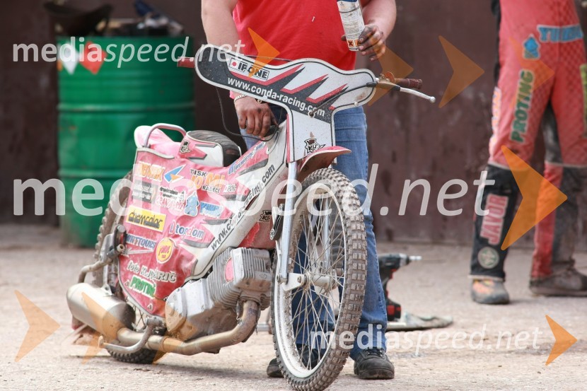 EXCLUSIVE: The world premiere and homologation of the new Akrapovic speedway silencer