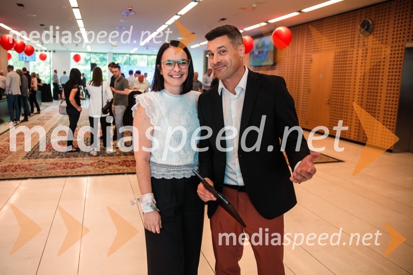  Lea Domadenik, marketing in prodaja, Koželj d.o.o.;  Klemen Bučan, radijski voditelj, stand-up komik, DJJubilejni 10. Festvina