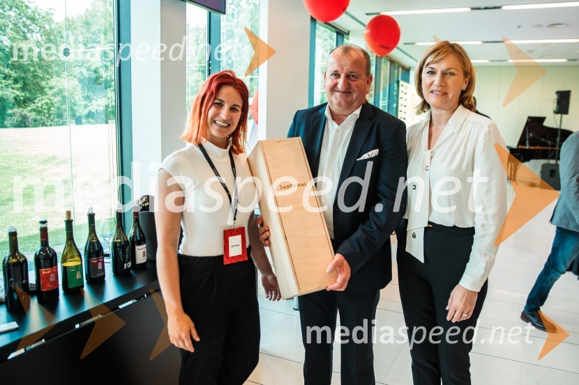  Nika Glavina, 10. vinska kraljica slovenske Istre;  Jože Koželj, direktor Koželj d.o.o.;  Jana Koželj, Koželj d.o.o.Jubilejni 10. Festvina