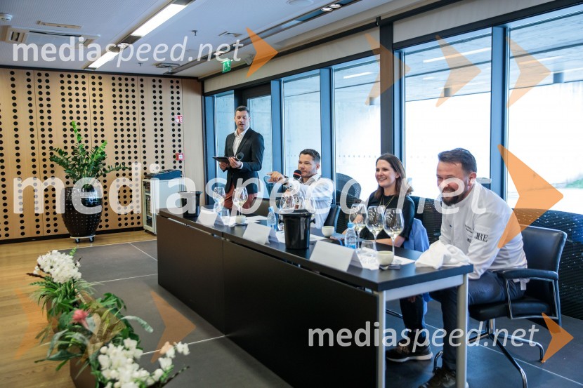  Klemen Bučan, radijski voditelj, stand-up komik, DJ;  Mitja Železnik, vodja ključnih kupcev pri Koželj wines;  Nina Bratovž, sommelierka JB restavracija;  Marko Pavčnik, chef, restavracija PavusJubilejni 10. Festvina