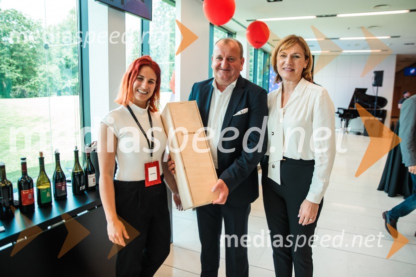  Nika Glavina, 10. vinska kraljica slovenske Istre;  Jože Koželj, direktor Koželj d.o.o.;  Jana Koželj, Koželj d.o.o.Jubilejni 10. Festvina