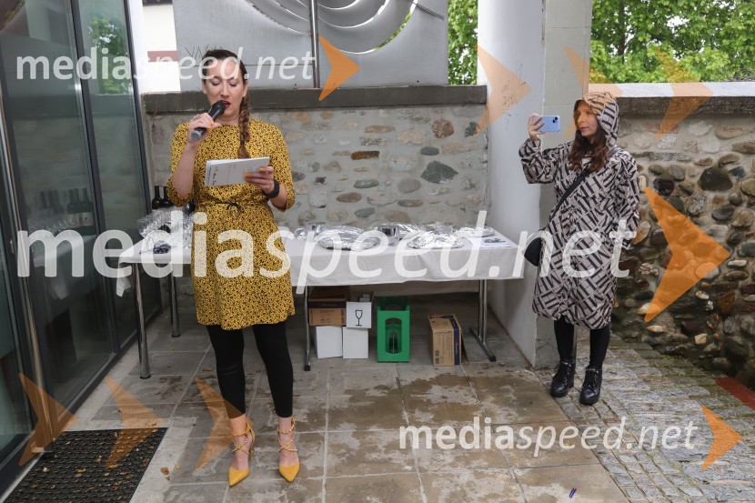  Maja Modrinjak, Fotografinja;  Jana Ujčič, novinarkaOdprtje fotografske razstave avtorja Dragiše Modrinjaka