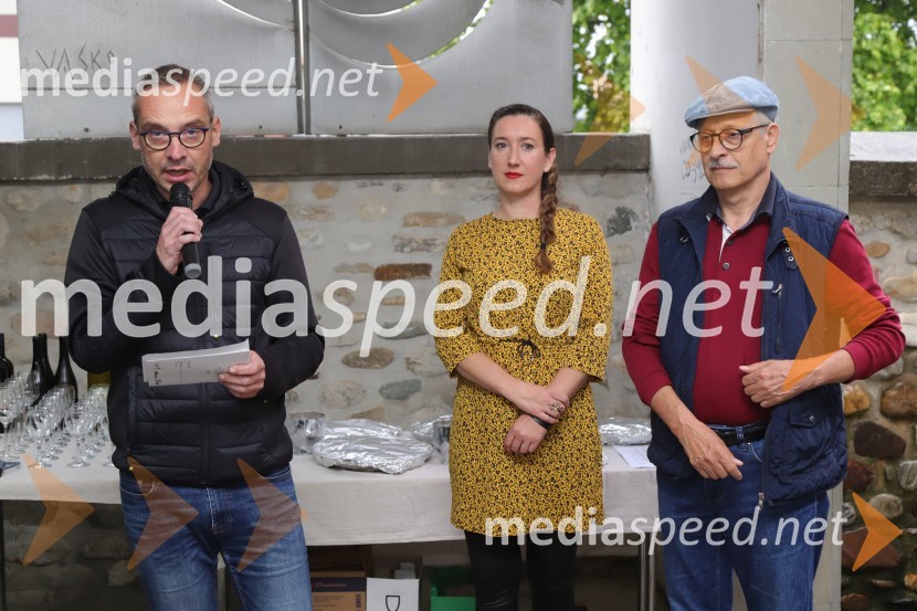  Rok Kajzer, novinar, Večer;  Maja Modrinjak, Fotografinja;  Miha Kacafura, fotografOdprtje fotografske razstave avtorja Dragiše Modrinjaka