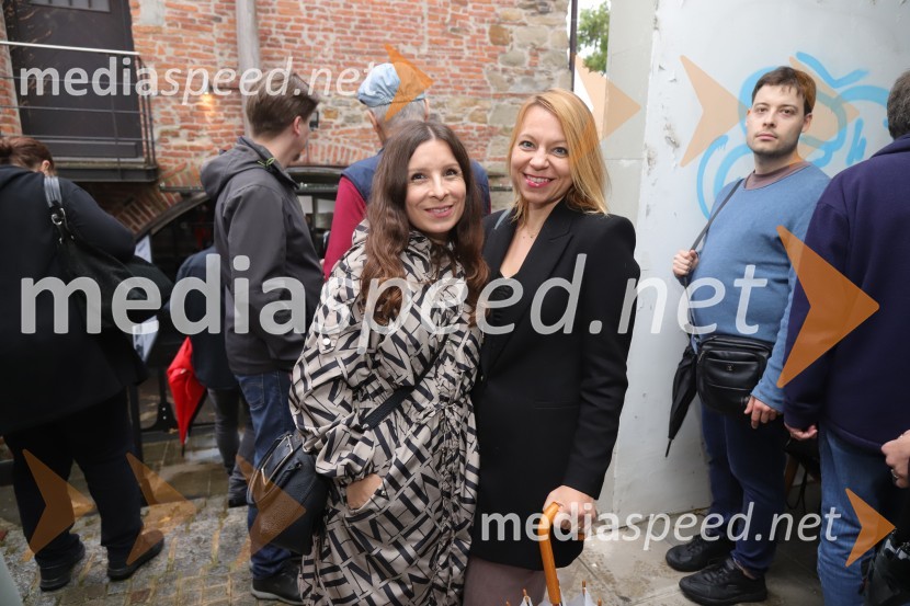  Jana Ujčič, novinarka;  ... Odprtje fotografske razstave avtorja Dragiše Modrinjaka