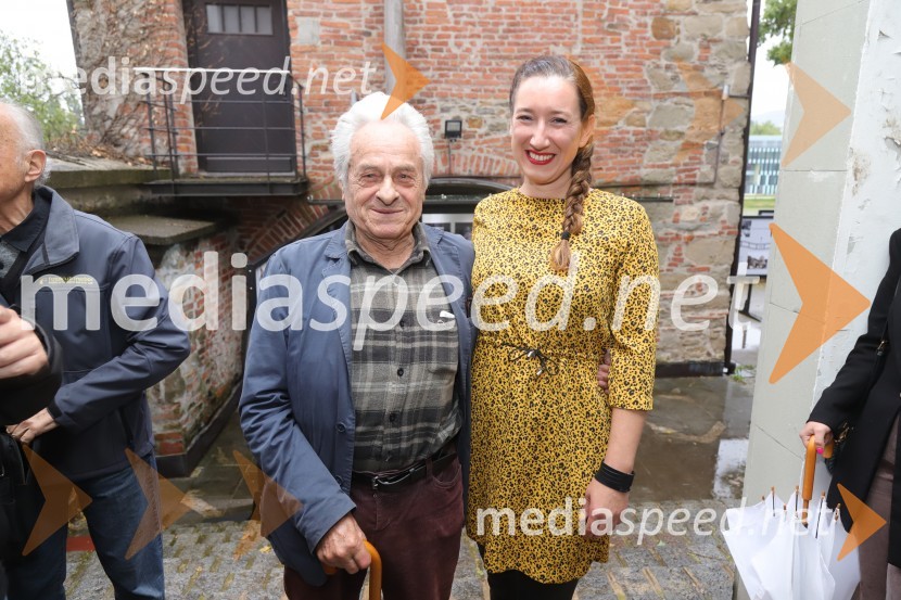  Smiljan Pušenjak, fotograf;  Maja Modrinjak, FotografinjaOdprtje fotografske razstave avtorja Dragiše Modrinjaka