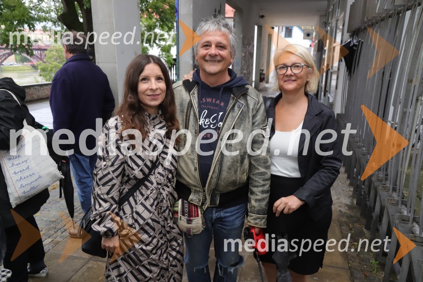  Jana Ujčič, novinarka;  ... ;  Mateja Blažič ZemljičOdprtje fotografske razstave avtorja Dragiše Modrinjaka