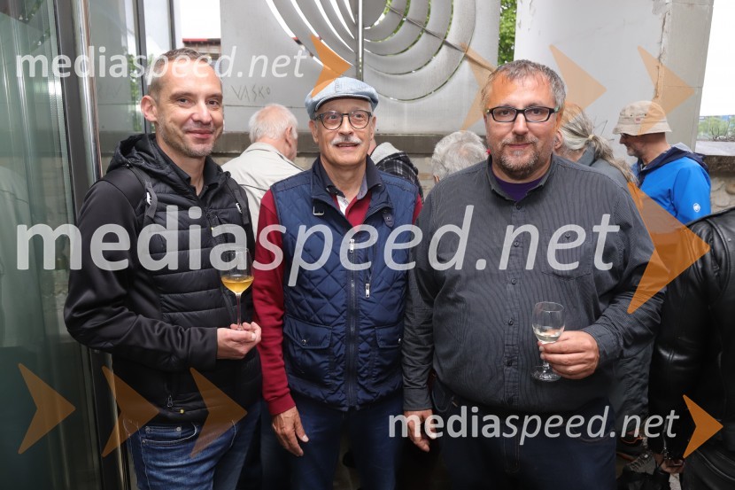  Rok Kajzer, novinar, Večer;  Miha Kacafura, fotograf;  Igor Jurišič, mestni svetnik MOM, Stranka mladih - Zeleni EvropeOdprtje fotografske razstave avtorja Dragiše Modrinjaka