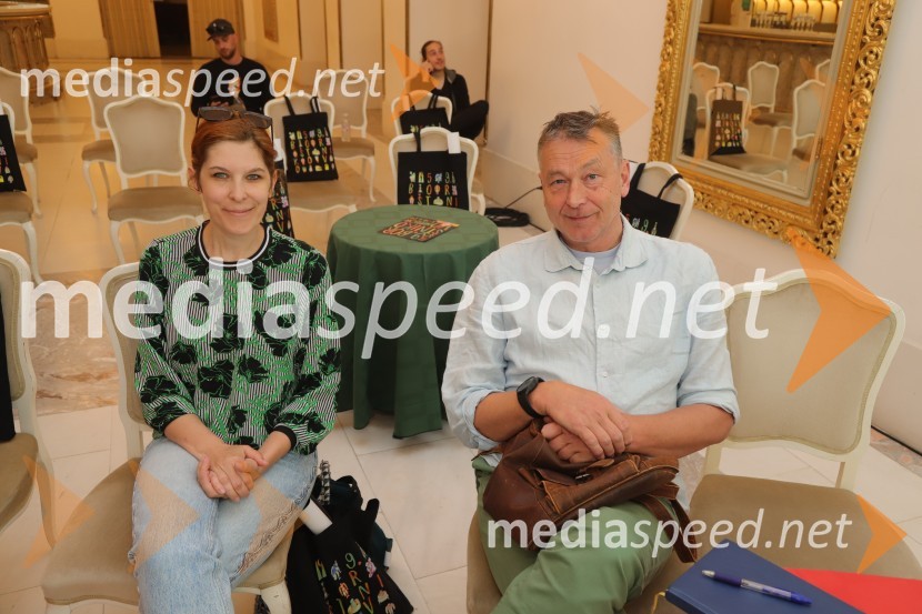  Petra Skok, novinarka, TV Maribor;  Peter Rak, novinarNovinarska konferenca pred začetkom 59. Festivala Borštnikovo srečanje
