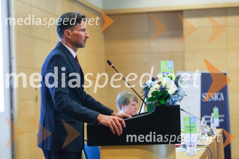 mag. Kristijan Hvala, vodja področja ekonomike poslovanja Združenja bank Slovenije;  Tina Cipot, vodja korporativnega komuniciranja, Lidl Slovenija, predsednica PRSS4. Find-Info dnevi 2024