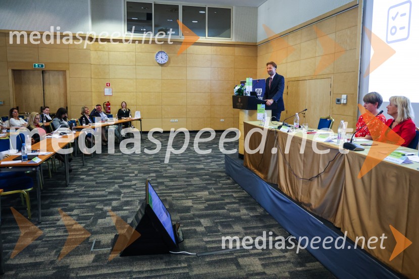 mag. Kristijan Hvala, vodja področja ekonomike poslovanja Združenja bank Slovenije4. Find-Info dnevi 2024