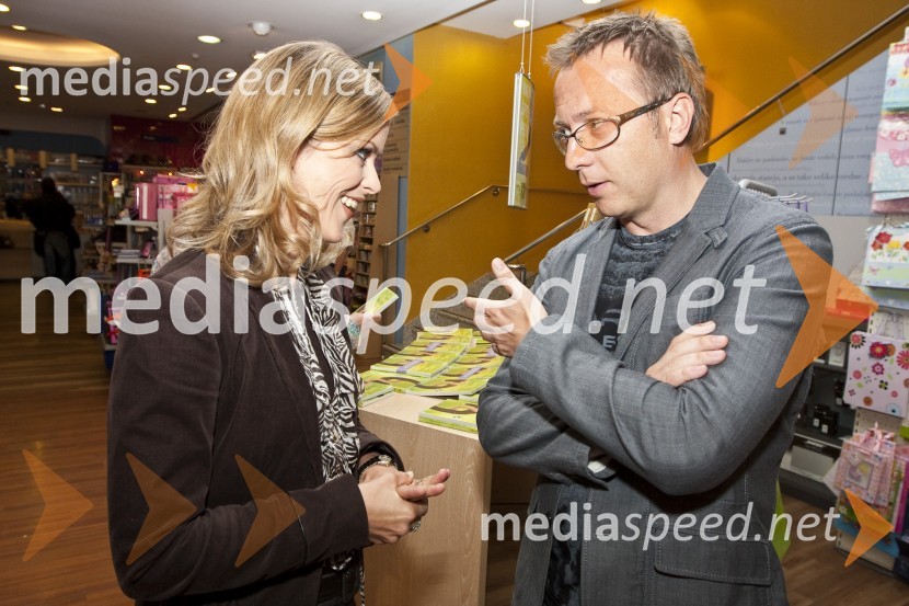 Živa Rogelj, TV voditeljica in Robert Pečnik - Pečo, povezovalec prireditve in moderator Radia HitSlavni berejo v knjigarni Konzorcij