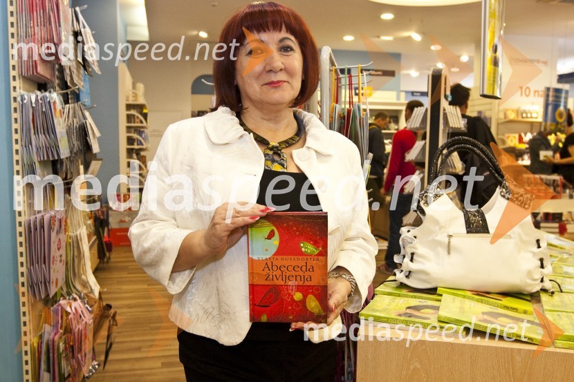 Vlasta Nussdorfer, višja državna tožilka na Vrhovnem državnem tožilstvu Republike Slovenije in generalna sekretarka društva Beli obročSlavni berejo v knjigarni Konzorcij
