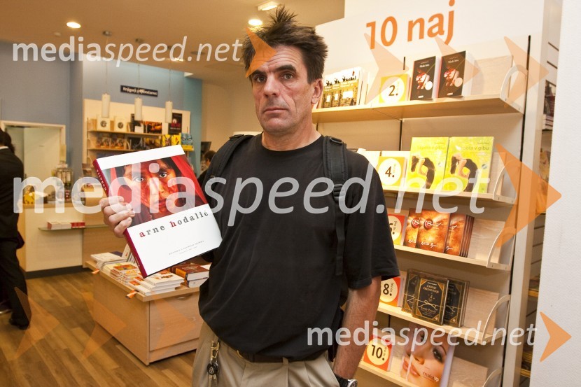 Arne Hodalič, urednik fotografije revije National GeograficSlavni berejo v knjigarni Konzorcij