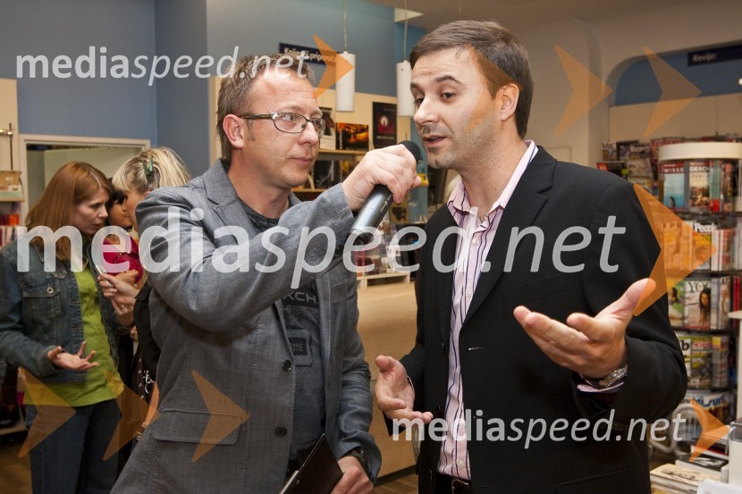Robert Pečnik - Pečo, povezovalec prireditve in moderator Radia Hit in Sašo Đukič, igralecSlavni berejo v knjigarni Konzorcij
