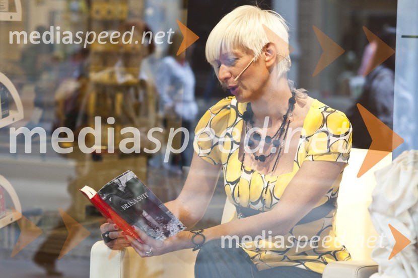 Barbra Drnač, plesna novinarka in urednica oddaje Parada plesaSlavni berejo v knjigarni Konzorcij