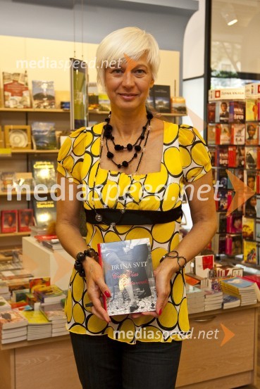Barbra Drnač, plesna novinarka in urednica oddaje Parada plesaSlavni berejo v knjigarni Konzorcij