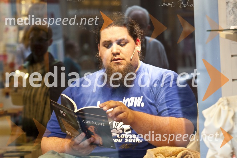 Boštjan Gorenc - Pižama, stand up komikSlavni berejo v knjigarni Konzorcij