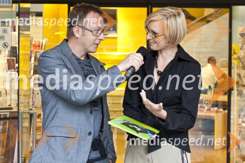 Robert Pečnik - Pečo, povezovalec prireditve in moderator Radia Hit in Anja Križnik Tomažin, TV voditeljicaSlavni berejo v knjigarni Konzorcij