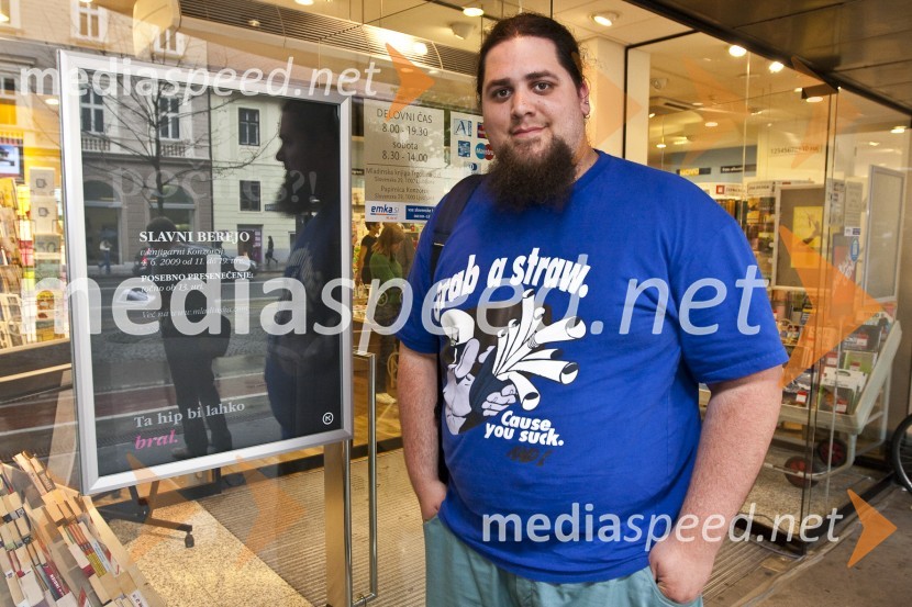 Boštjan Gorenc - Pižama, stand up komikSlavni berejo v knjigarni Konzorcij