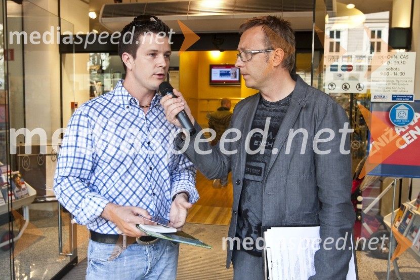 Robert Pečnik - Pečo, povezovalec prireditve in moderator Radia Hit in Boštjan Romih, televizijski in radijski voditeljSlavni berejo v knjigarni Konzorcij