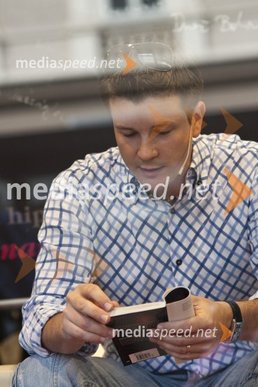 Boštjan Romih, televizijski in radijski voditeljSlavni berejo v knjigarni Konzorcij