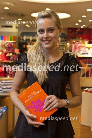 Živa Vadnov, Miss Slovenije 2004 in TV voditeljicaSlavni berejo v knjigarni Konzorcij