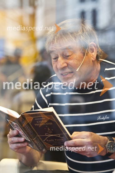 Matjaž Tanko, voditelj oddaje 24 ur na Pop TVSlavni berejo v knjigarni Konzorcij