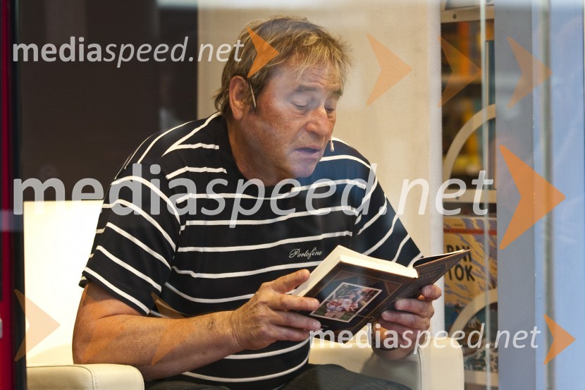 Matjaž Tanko, voditelj oddaje 24 ur na Pop TVSlavni berejo v knjigarni Konzorcij