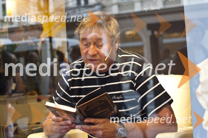 Matjaž Tanko, voditelj oddaje 24 ur na Pop TVSlavni berejo v knjigarni Konzorcij