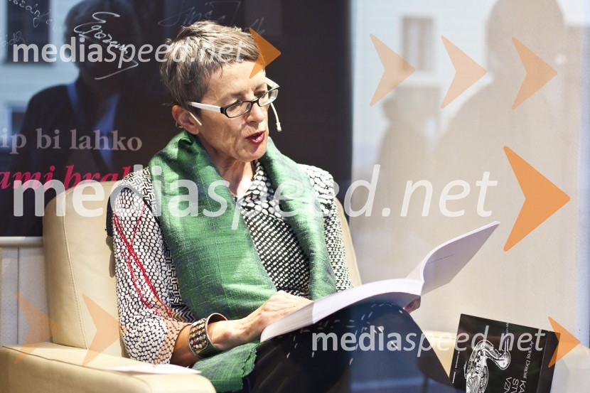 Bojana Leskovar, predstavnica za odnose z javnostmi Ministrstva za kulturoSlavni berejo v knjigarni Konzorcij