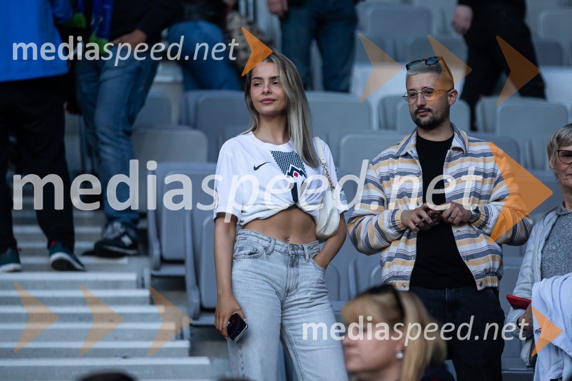  Anita Vidović, punca Benjamina Šeška;  ... Pripravljalna tekma za Euro 2024: Slovenija – Armenija