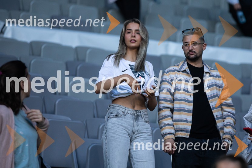  Anita Vidović, punca Benjamina Šeška;  ... Pripravljalna tekma za Euro 2024: Slovenija – Armenija