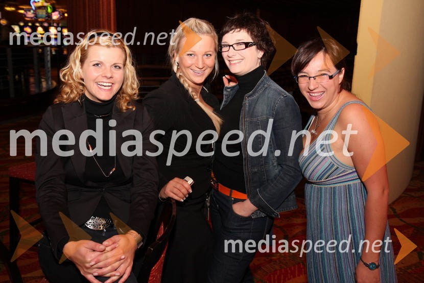 Aleksandra Godec, novinarka, Nika Marolt, organizatorka zabavnega programa v igralniško-zabaviščnem centru Mond, Katarina Pernat, redaktorica mariborskega uredništva brezplačnega tednika Žurnal in Barbara Bradač, novinarka Žurnal 24Ray Charles Tribute, Casino Mond