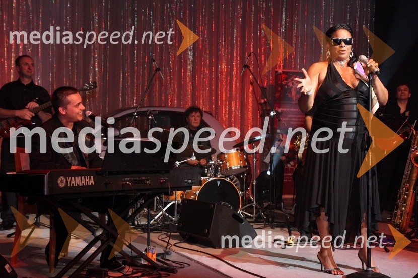 Uroš Perić, pevec in Sheila Raye Charles, pevka in hčerka pevca Raya CharlesaRay Charles Tribute, Casino Mond