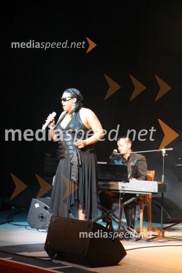 Sheila Raye Charles, pevka in hčerka pevca Raya Charlesa ter Uroš Perić, pevecRay Charles Tribute, Casino Mond