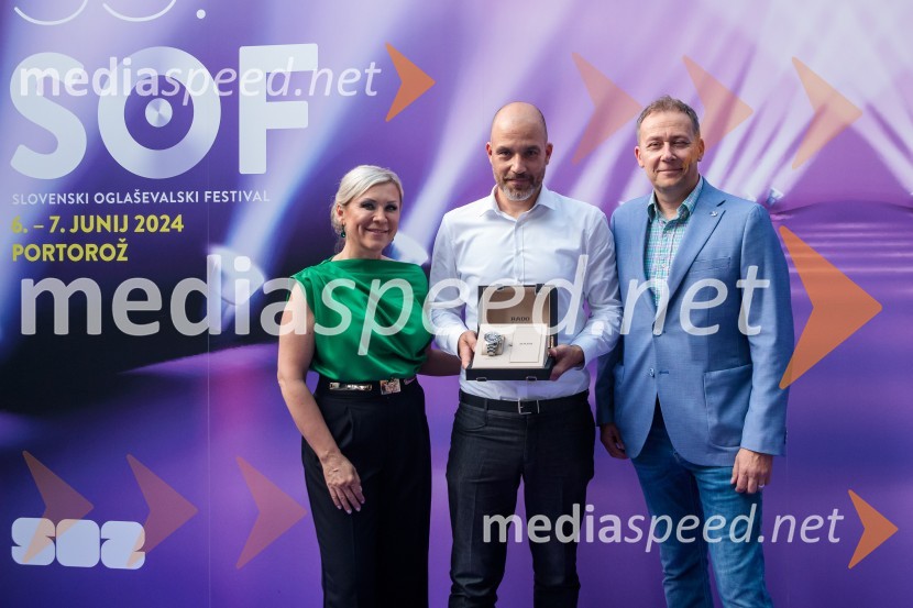  Mojca Briščik, direktorica SOZ (Slovenska oglaševalska zbornica);  Andrej Krajner, direktor komunikacij, NLB;  Bruno  Sedevčič, Slowatch33. SOF, podelitev nagrad
